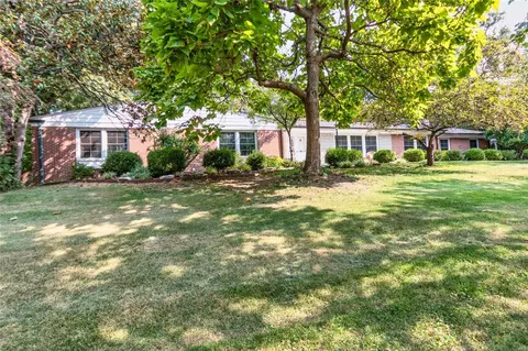 31 Black Oak Dr, Saint Louis, MO 63127