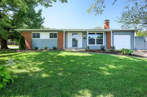 1240 Dewdrop Ln, Florissant, MO 63031
