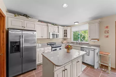 Kitchen - 2523 Barrett Springs Dr, Ballwin, MO 63021 photo 3 of 3