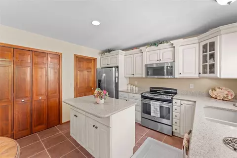 Kitchen - 2523 Barrett Springs Dr, Ballwin, MO 63021 photo 2 of 3
