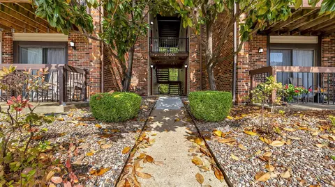 3103 Broken Oak Dr #I, Saint Louis, MO 63129