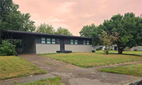 725 Manresa Ln, Florissant, MO 63031