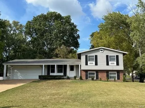 301 Spring Ct, Manchester, MO 63011