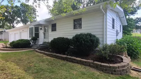 6915 Becker Rd, Saint Louis, MO 63129