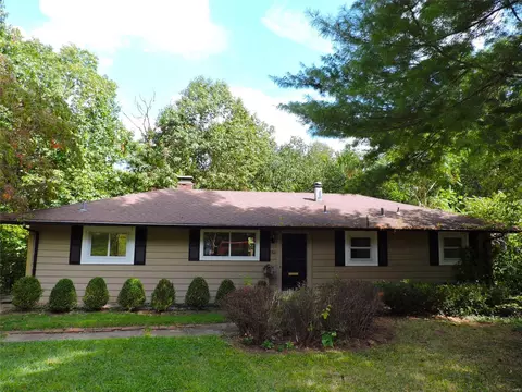 1521 Friar Ln, Kirkwood, MO 63122