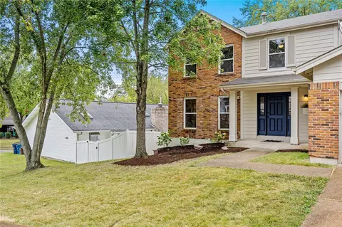 1015 Hollyleaf Ct, Ballwin, MO 63021