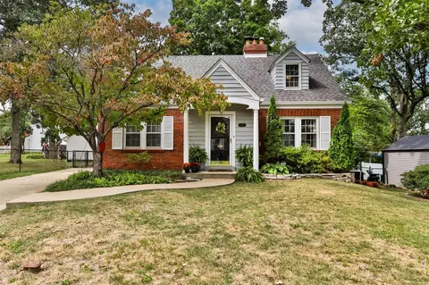 1015 Sylvan Pl, Saint Louis, MO 63122