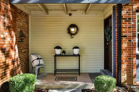 34 Conway Cove Dr, Chesterfield, MO 63017