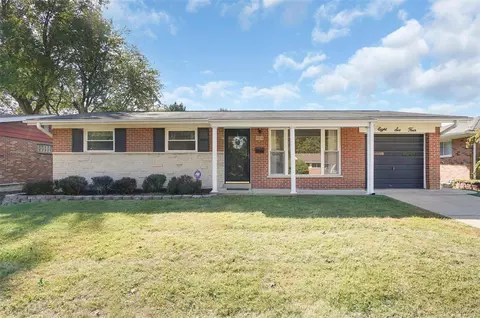 864 Wycliffe Ct, Saint Louis, MO 63125