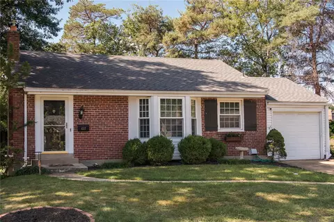 637 Colebrook Dr, Webster Groves, MO 63119