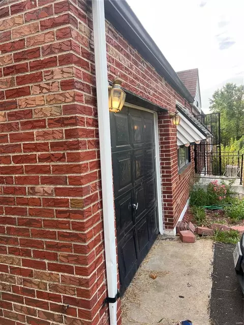 4706 Upshaw St, Saint Louis, MO 63121