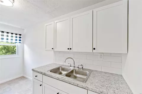 3635 Dixie Dr, Saint Ann, MO 63074 photo 6