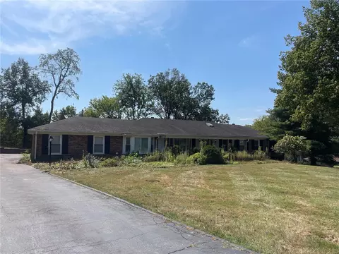 10 Chilton Ln, Creve Coeur, MO 63141