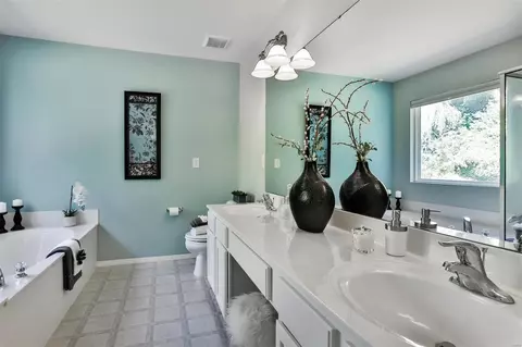 Bath - 321 Hunters Heights Dr, Eureka, MO 63025 photo 2 of 3