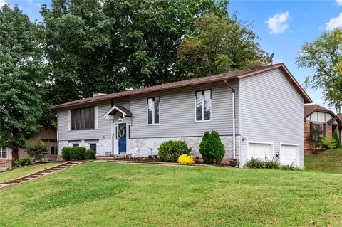 658 Lakewood Dr, Lake Saint Louis, MO 63367