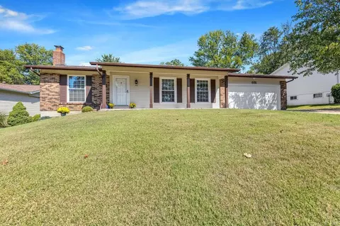 605 Nandale Ln, Manchester, MO 63021