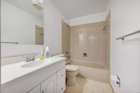 Bath - 605 Nandale Ln, Manchester, MO 63021 photo 1 of 3
