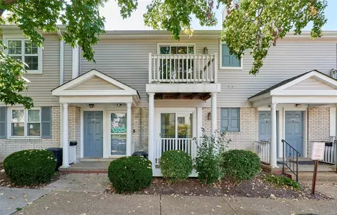 9112 Eager Rd, Saint Louis, MO 63144