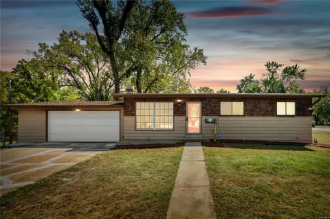 2460 Orleans Ln, Florissant, MO 63031