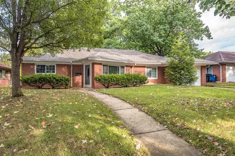 960 Blackberry Pl, Saint Louis, MO 63130