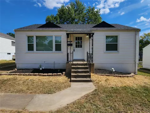 1934 Farrell Dr, Saint Louis, MO 63133