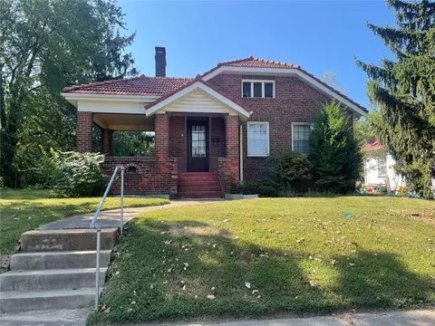 4 Sunset Ct, Pasadena Park, MO 63121