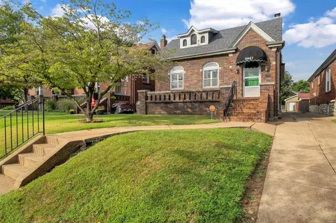 3947 Dover Pl, Saint Louis, MO 63116