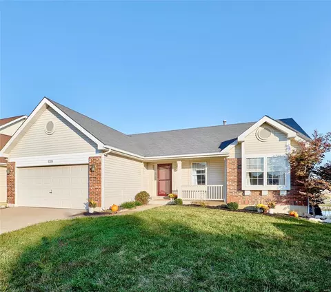 1215 Briarchase Dr, Lake Saint Louis, MO 63367