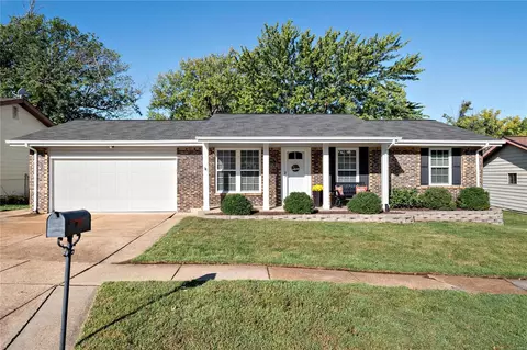 1438 Bradington Dr, Fenton, MO 63026
