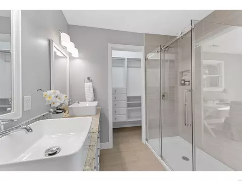 Bath - 130 Stoneyside Ln, Olivette, MO 63132 photo 2 of 5