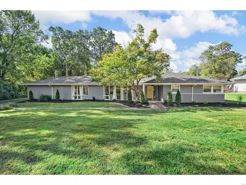 130 Stoneyside Ln, Olivette, MO 63132
