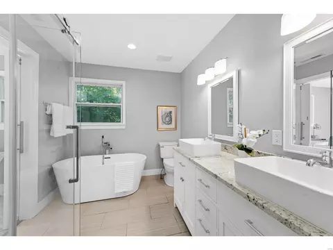 Bath - 130 Stoneyside Ln, Olivette, MO 63132 photo 4 of 5