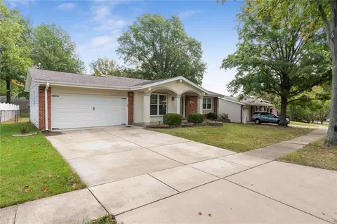 352 Turfwood Dr, Ballwin, MO 63021 photo 2