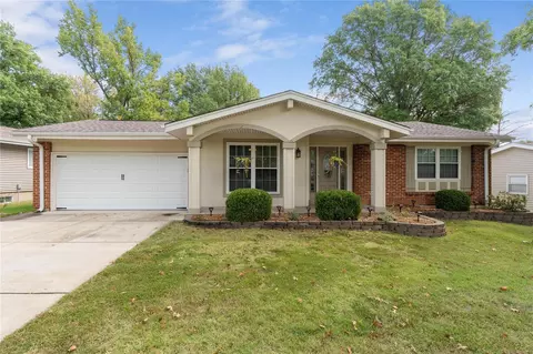 352 Turfwood Dr, Ballwin, MO 63021