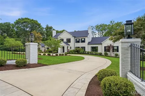 4 Warridge Dr, Ladue, MO 63124
