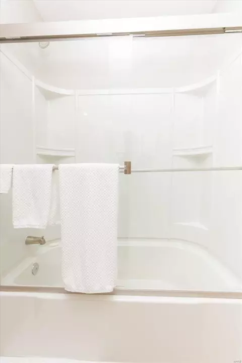 Bath - 224 Belmonte Cir, O'fallon, MO 63368 photo 2 of 3