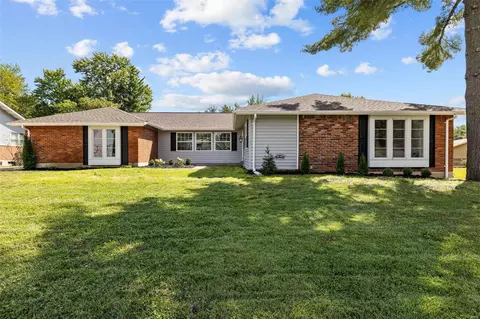 602 Rue Montand Dr, Ballwin, MO 63011
