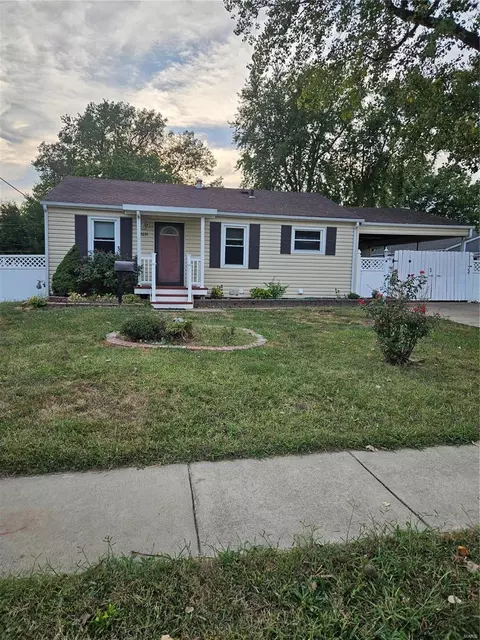 12231 Fleetwood Pl, Maryland Heights, MO 63043