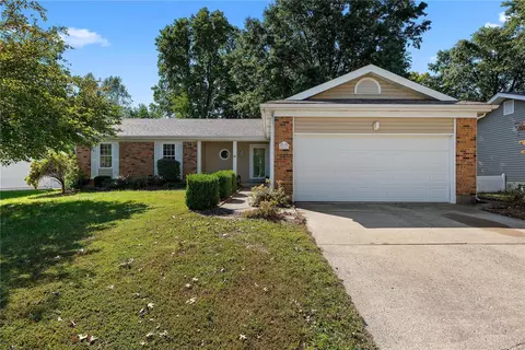2717 Sundowner Dr, Saint Charles, MO 63303