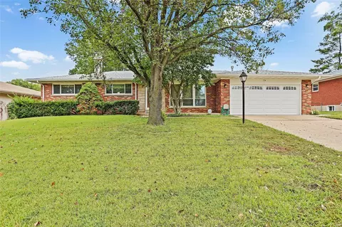 9330 Buxton Dr, Saint Louis, MO 63126