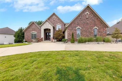 9911 Hilltop Dr, Sunset Hills, MO 63128