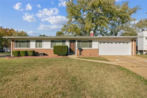 1355 Arlington Dr, Florissant, MO 63033