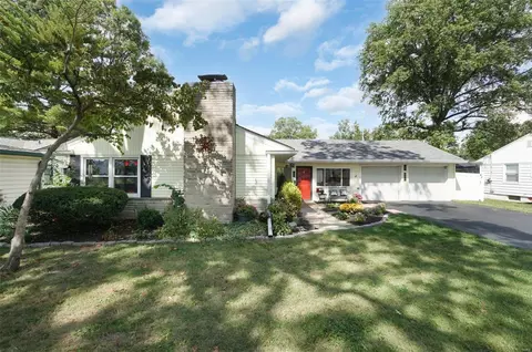 205 Woodridge Rd, Kirkwood, MO 63122