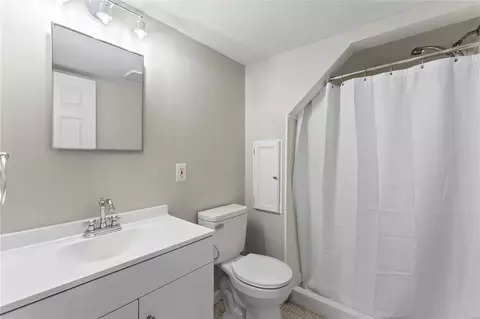 Bath - 4427 Eminence Blvd, Berkeley, MO 63134 photo 2 of 2
