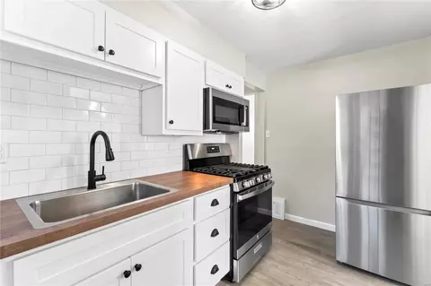 Kitchen - 4427 Eminence Blvd, Berkeley, MO 63134 photo 2 of 2