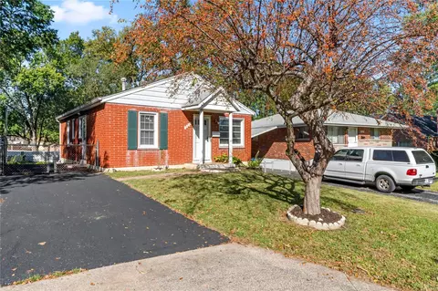 Exterior - 4427 Eminence Blvd, Berkeley, MO 63134 photo 3 of 6