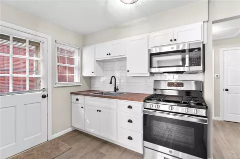 Kitchen - 4427 Eminence Blvd, Berkeley, MO 63134 photo 1 of 2