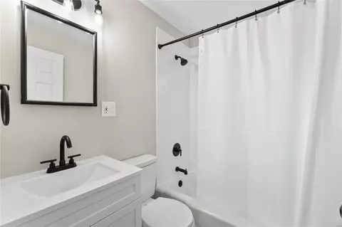 Bath - 4427 Eminence Blvd, Berkeley, MO 63134 photo 1 of 2