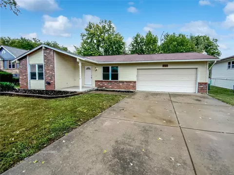 1517 Shadow Wood Dr, Saint Charles, MO 63303