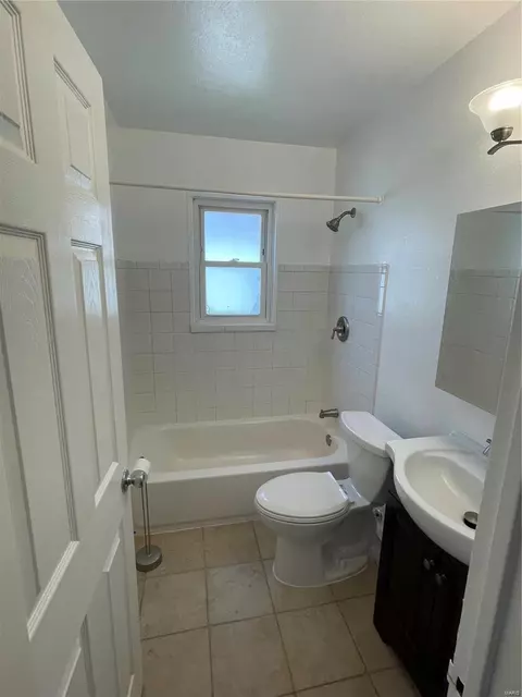 Bath - 137 Anabel Ave, Ferguson, MO 63135 photo 1 of 2